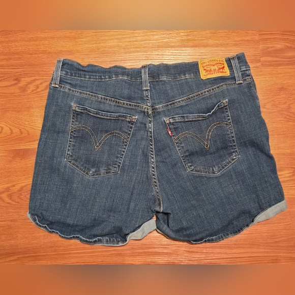Levis Strauss mid length Jean shorts Size 32 rolled cuff hem - Picture 2 of 3